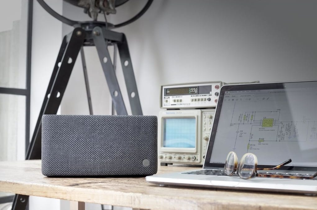 Cambridge Audio YOYO S dark grey - lifestyle - Bluetooth speaker