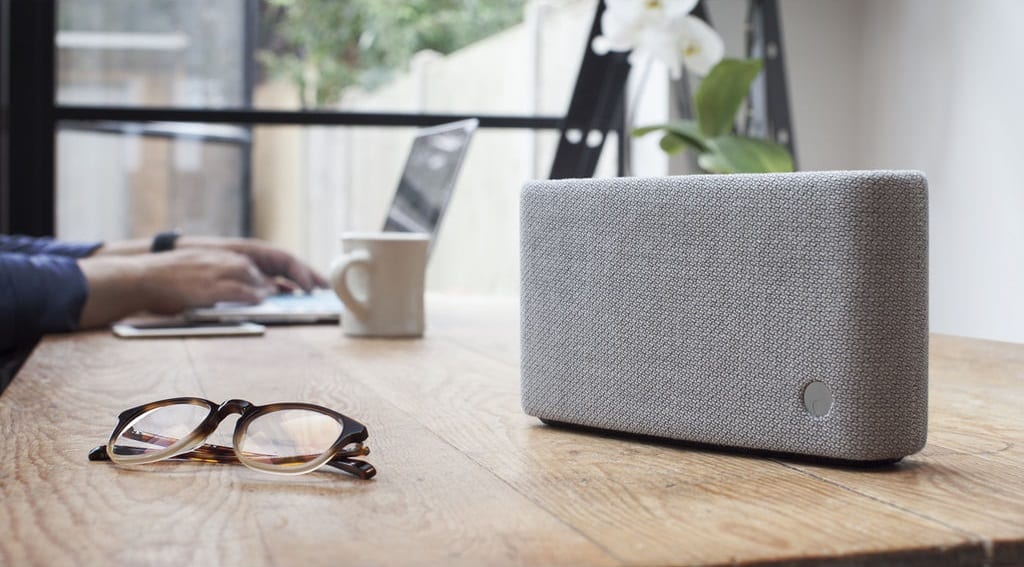 Cambridge Audio YOYO S light grey - lifestyle - Bluetooth speaker