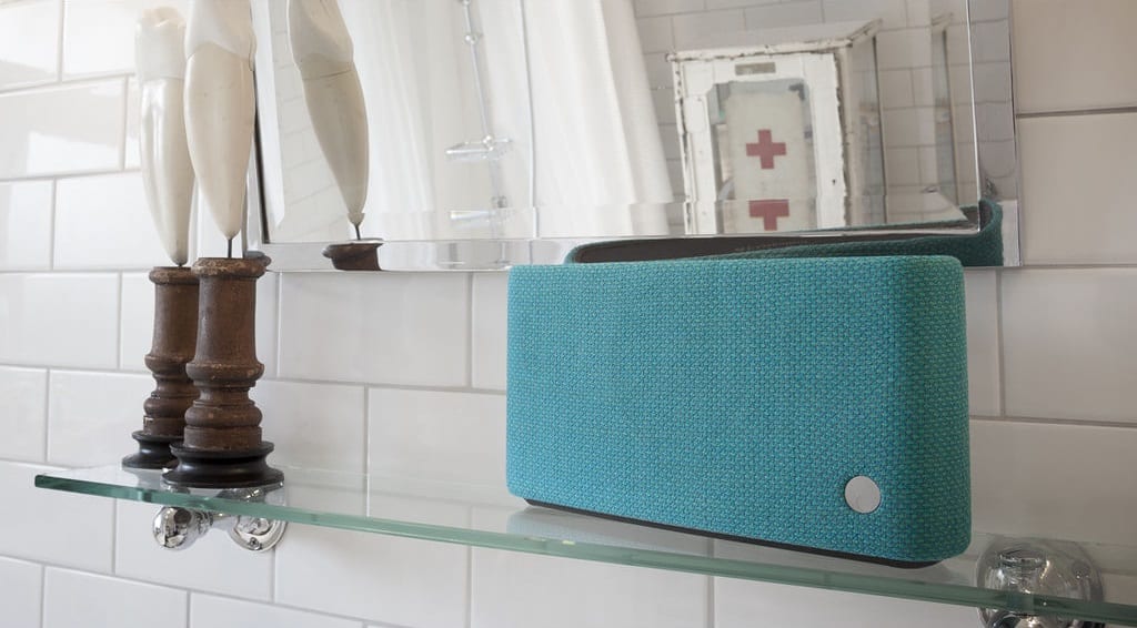 Cambridge Audio YOYO S green - lifestyle - Bluetooth speaker