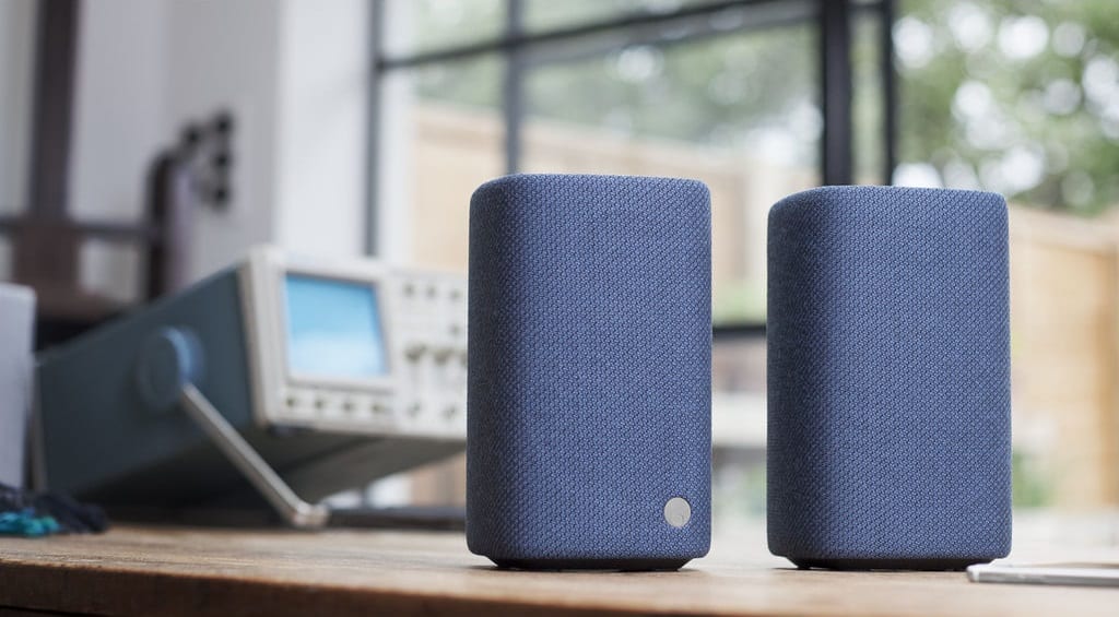 Cambridge Audio YOYO M blue - lifestyle - Bluetooth speaker