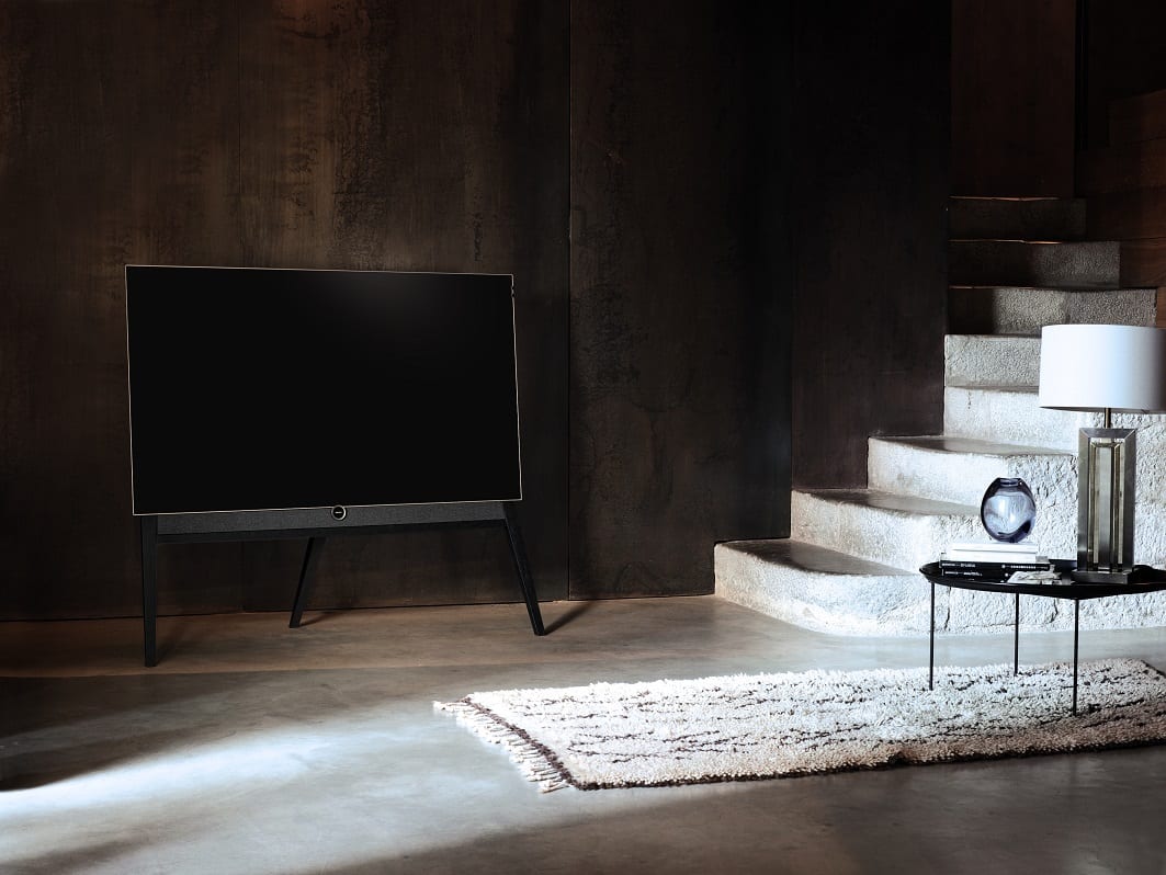Loewe Floorstand 5.55 Oled black oak - lifestyle - TV accessoire