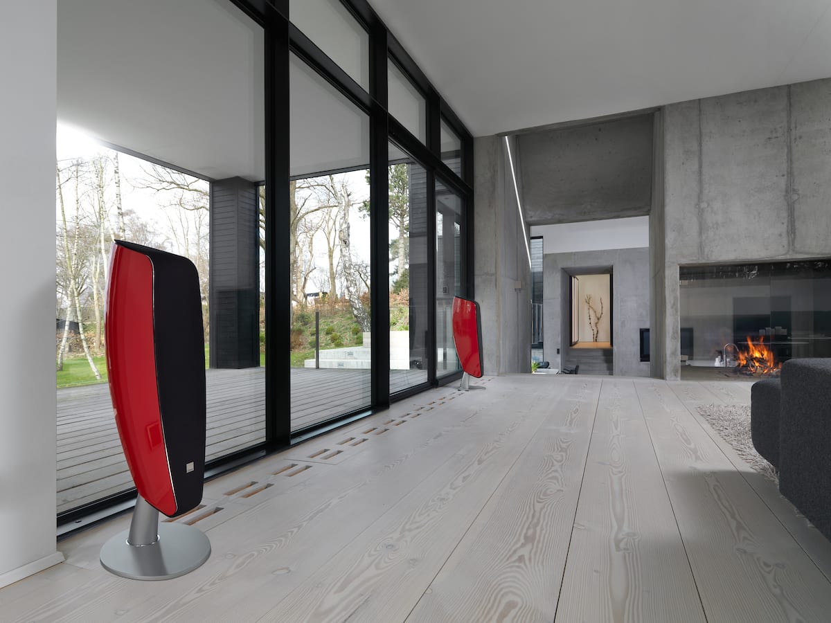 Dali Fazon F5 rood hoogglans - lifestyle - Zuilspeaker