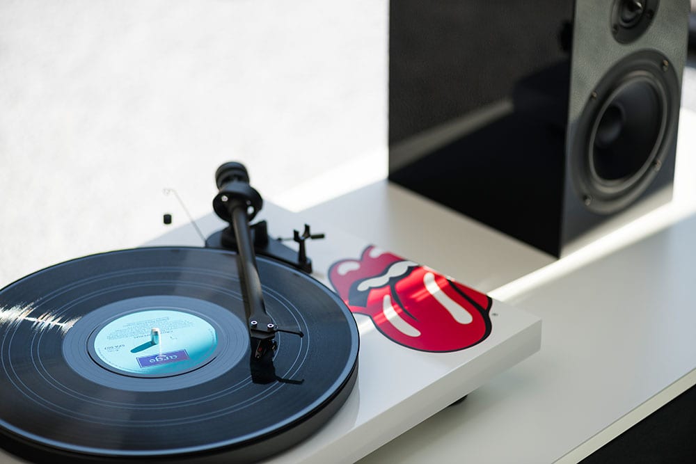Pro-Ject Debut 3 Rolling Stones wit - lifestyle - Platenspeler