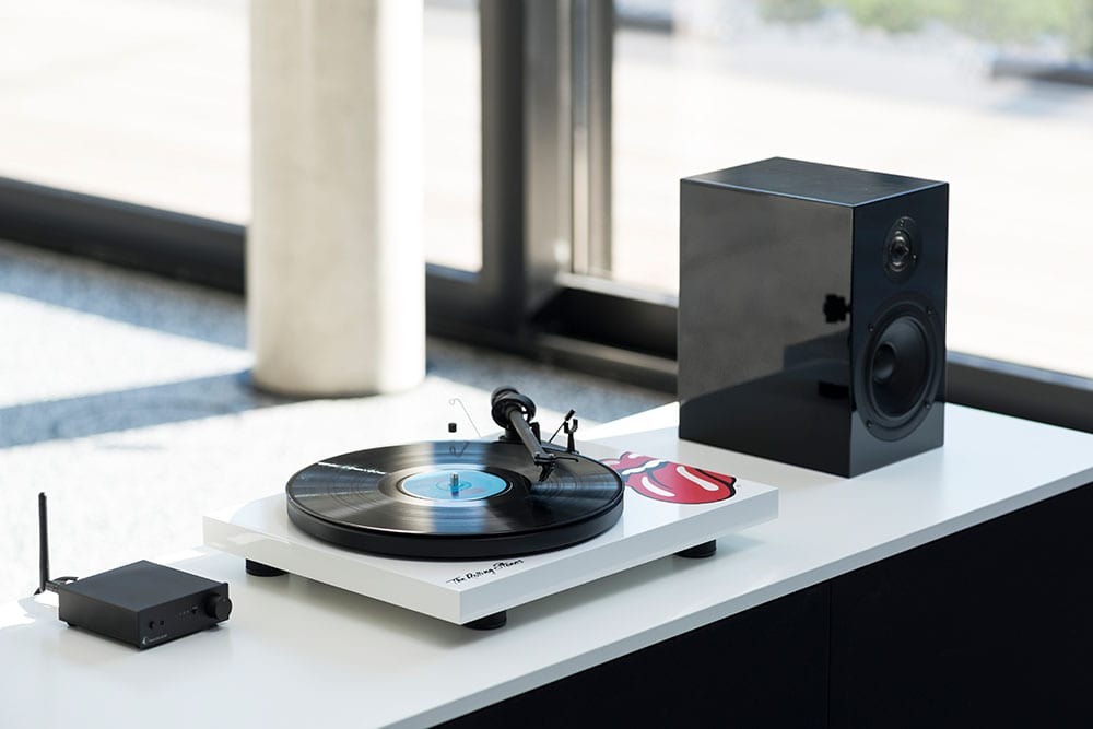 Pro-Ject Debut 3 Rolling Stones wit - lifestyle - Platenspeler