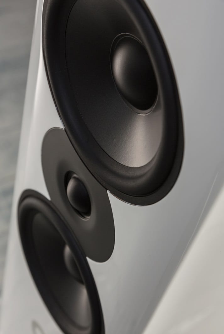 Q Acoustics Concept 500 wit hoogglans - detail - Zuilspeaker