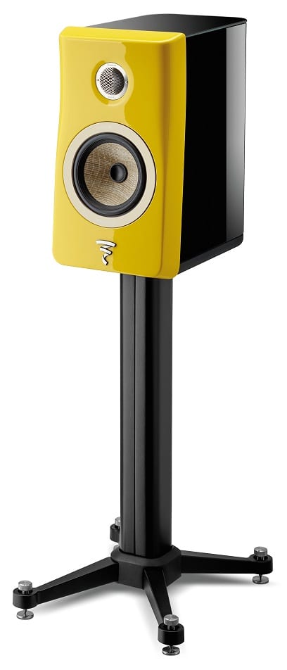 Focal Kanta N°1 black hg / yellow hg - zij frontaanzicht zonder grill op standaard - Boekenplank speaker