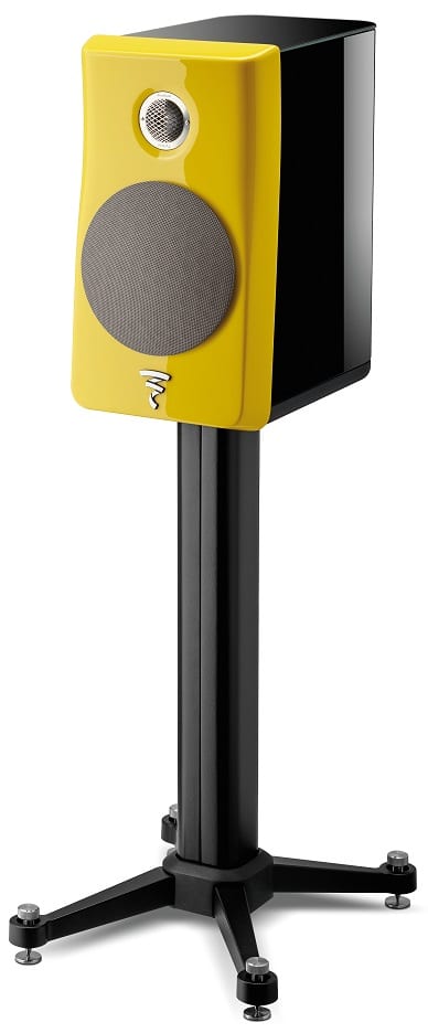 Focal Kanta N°1 black hg / yellow hg - zij frontaanzicht met grill op standaard - Boekenplank speaker