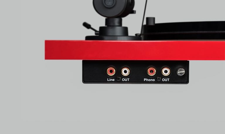 Pro-Ject Essential III Bluetooth rood hoogglans - achterkant - Platenspeler