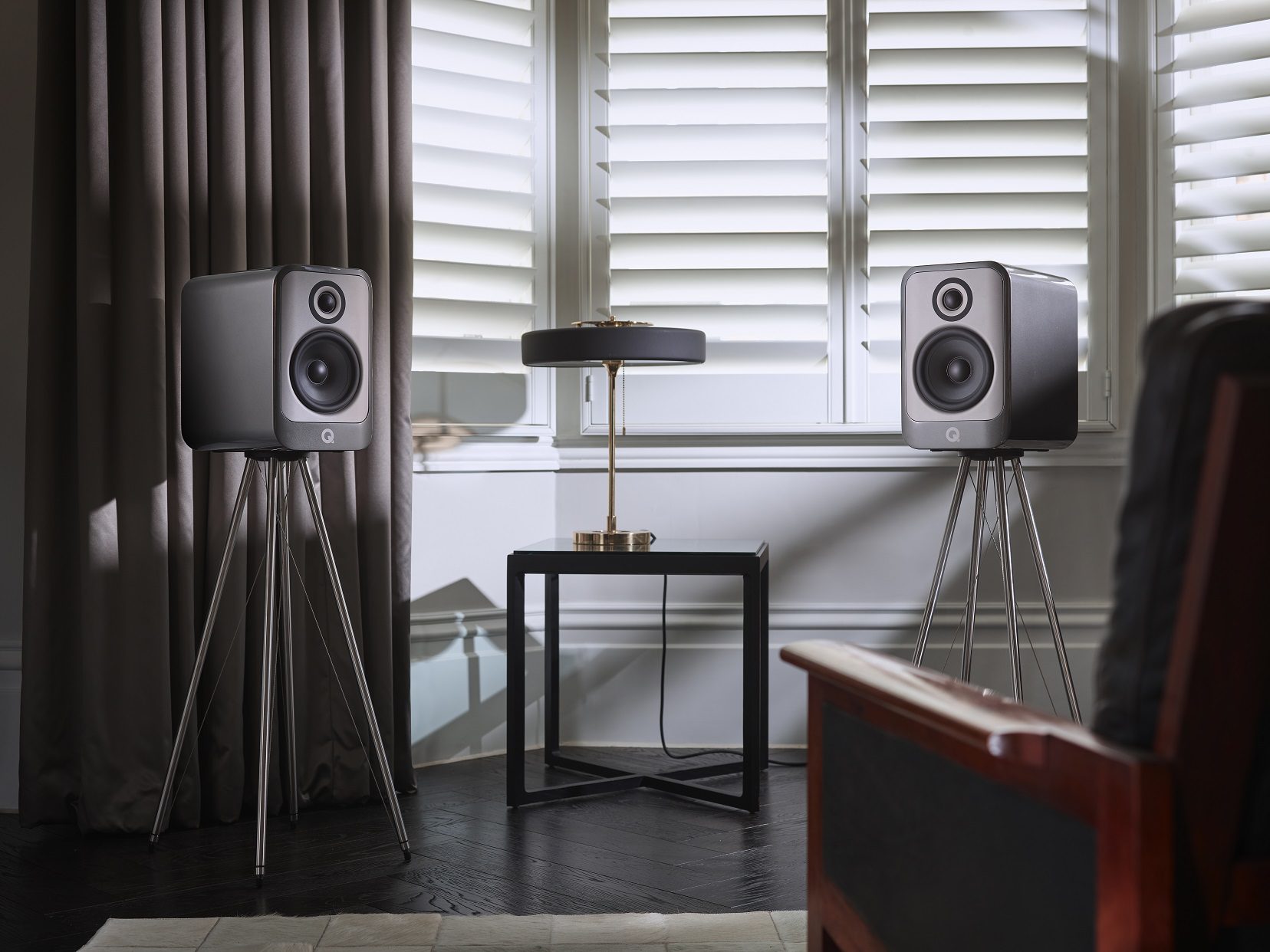 Q Acoustics Concept 30 zilver hoogglans - lifestyle - Boekenplank speaker