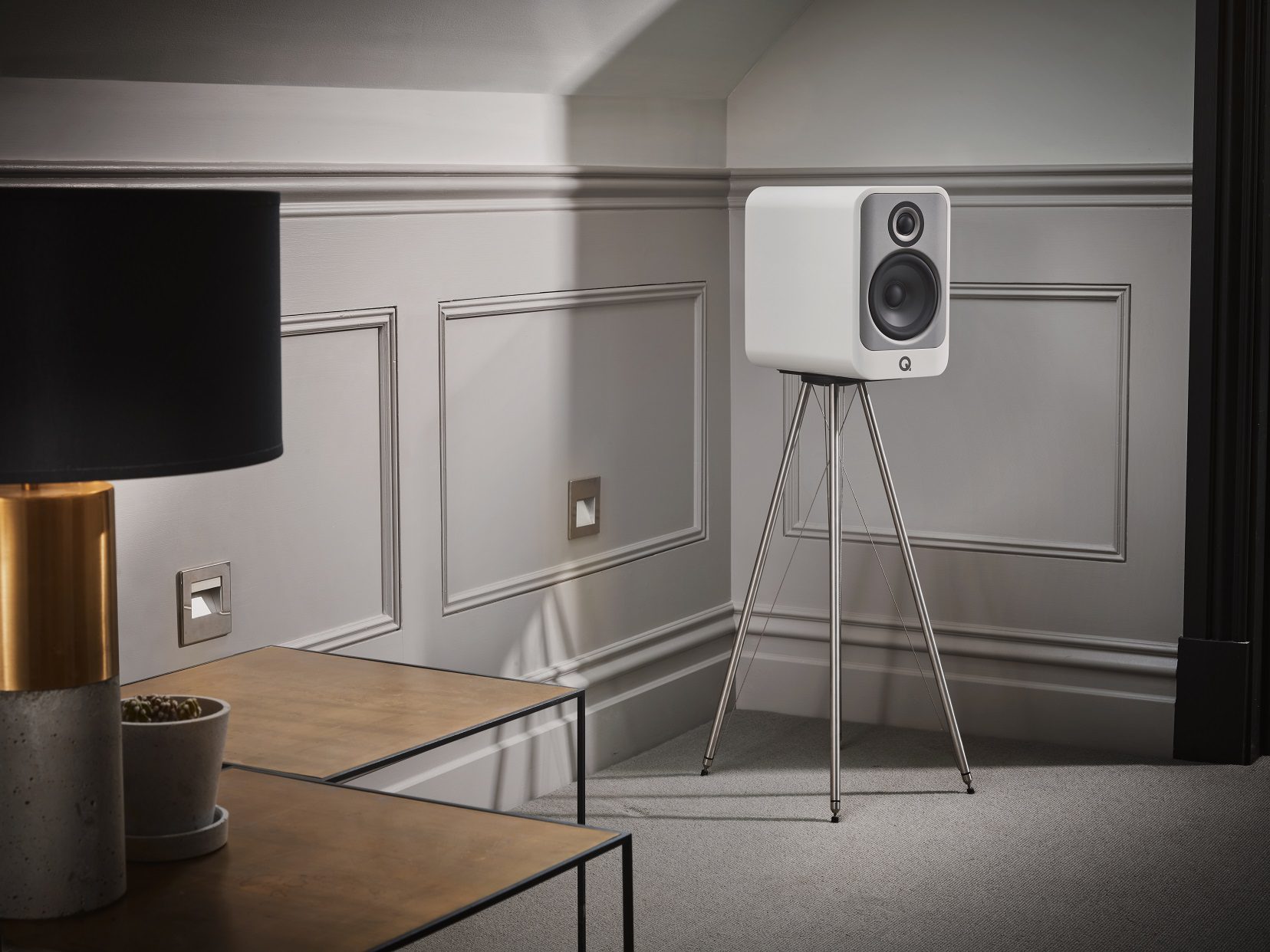 Q Acoustics Concept 30 wit hoogglans - lifestyle - Boekenplank speaker