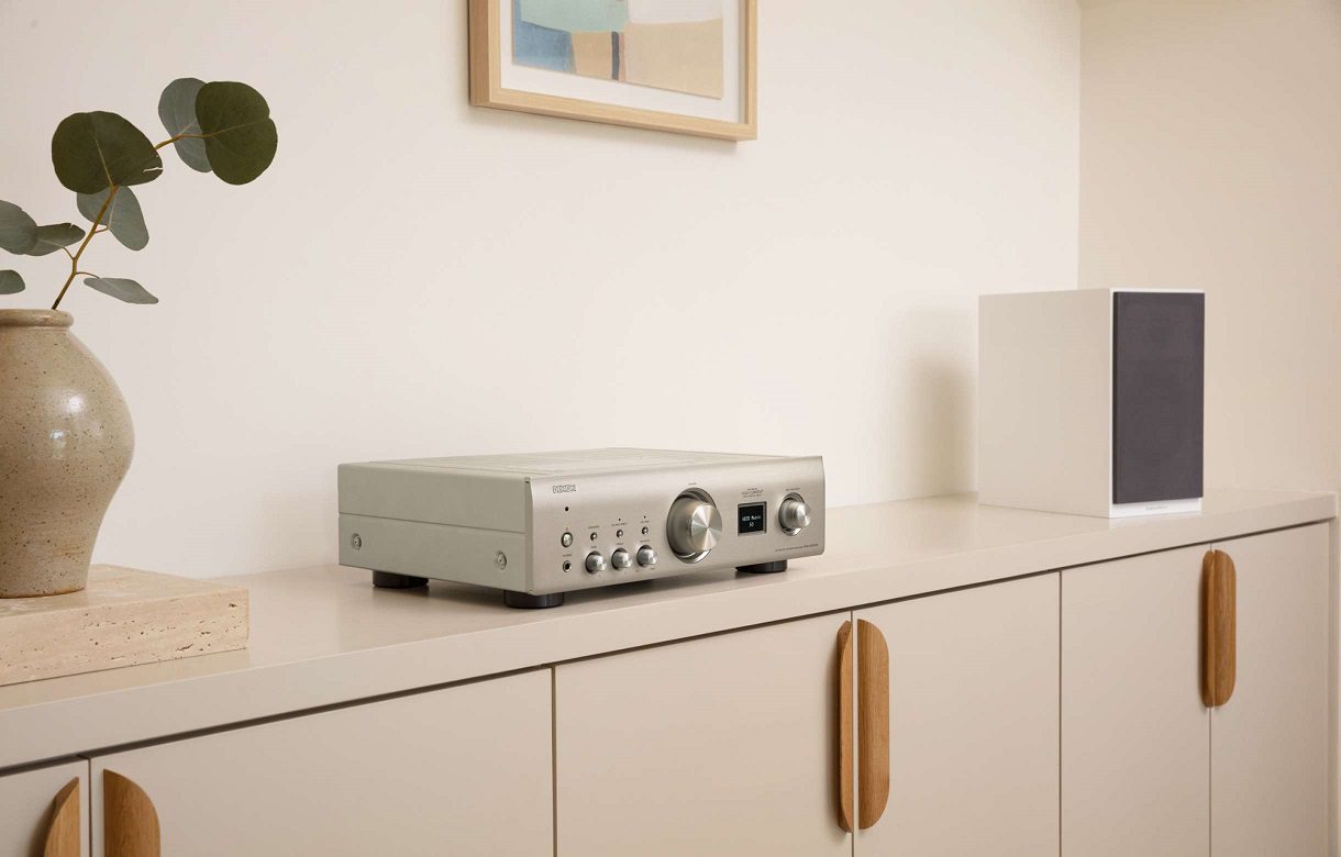 Denon PMA-900HNE zilver - lifestyle - Stereo receiver
