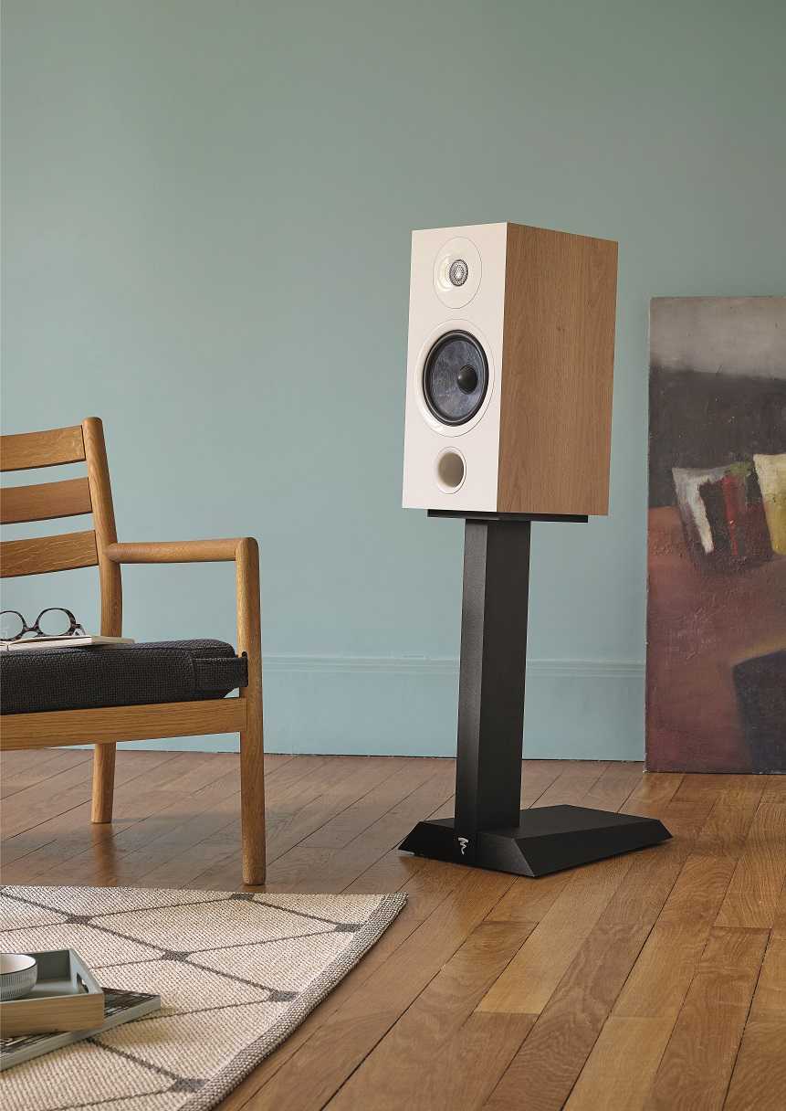 Focal Chora 806 light wood - lifestyle - Boekenplank speaker