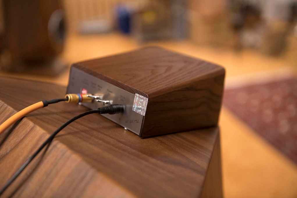 Van den Hul The Extender light wood - lifestyle - Speaker accessoire