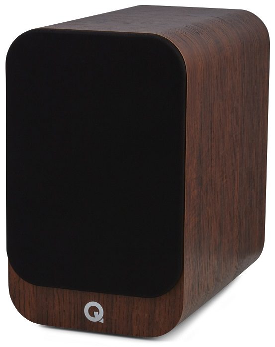 Q Acoustics 3030i walnoot - zij frontaanzicht met grill - Boekenplank speaker