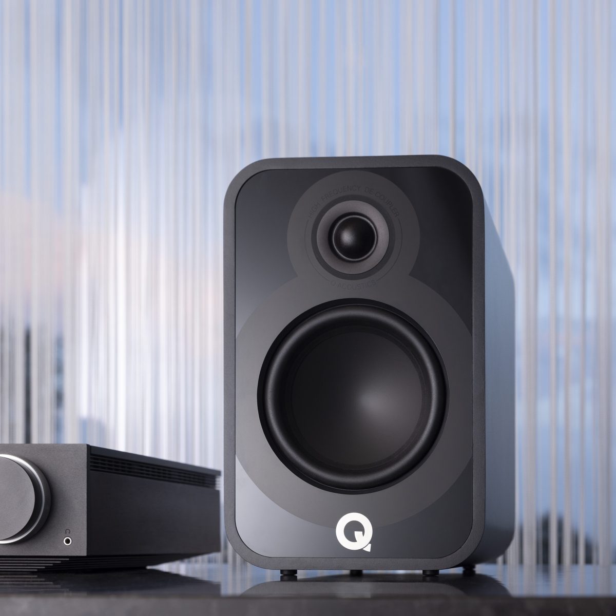 Q Acoustics 5010 zwart - lifestyle - Boekenplank speaker