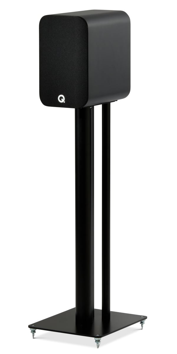 Q Acoustics 5010 zwart - zij frontaanzicht met grill op standaard - Boekenplank speaker