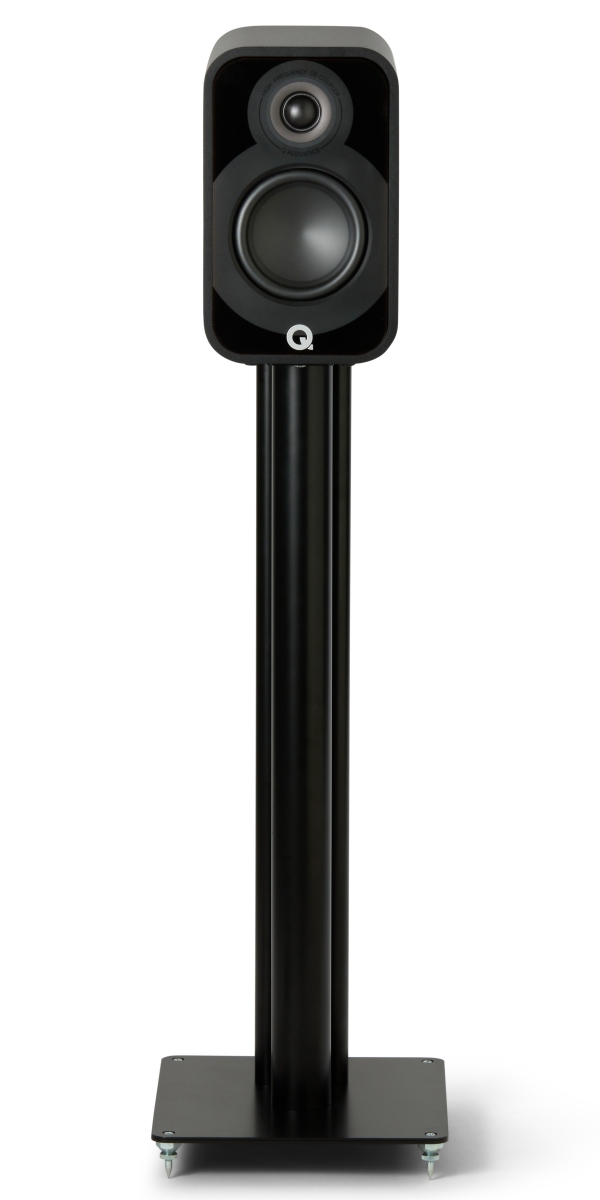 Q Acoustics 5010 zwart - frontaanzicht met grill op standaard - Boekenplank speaker