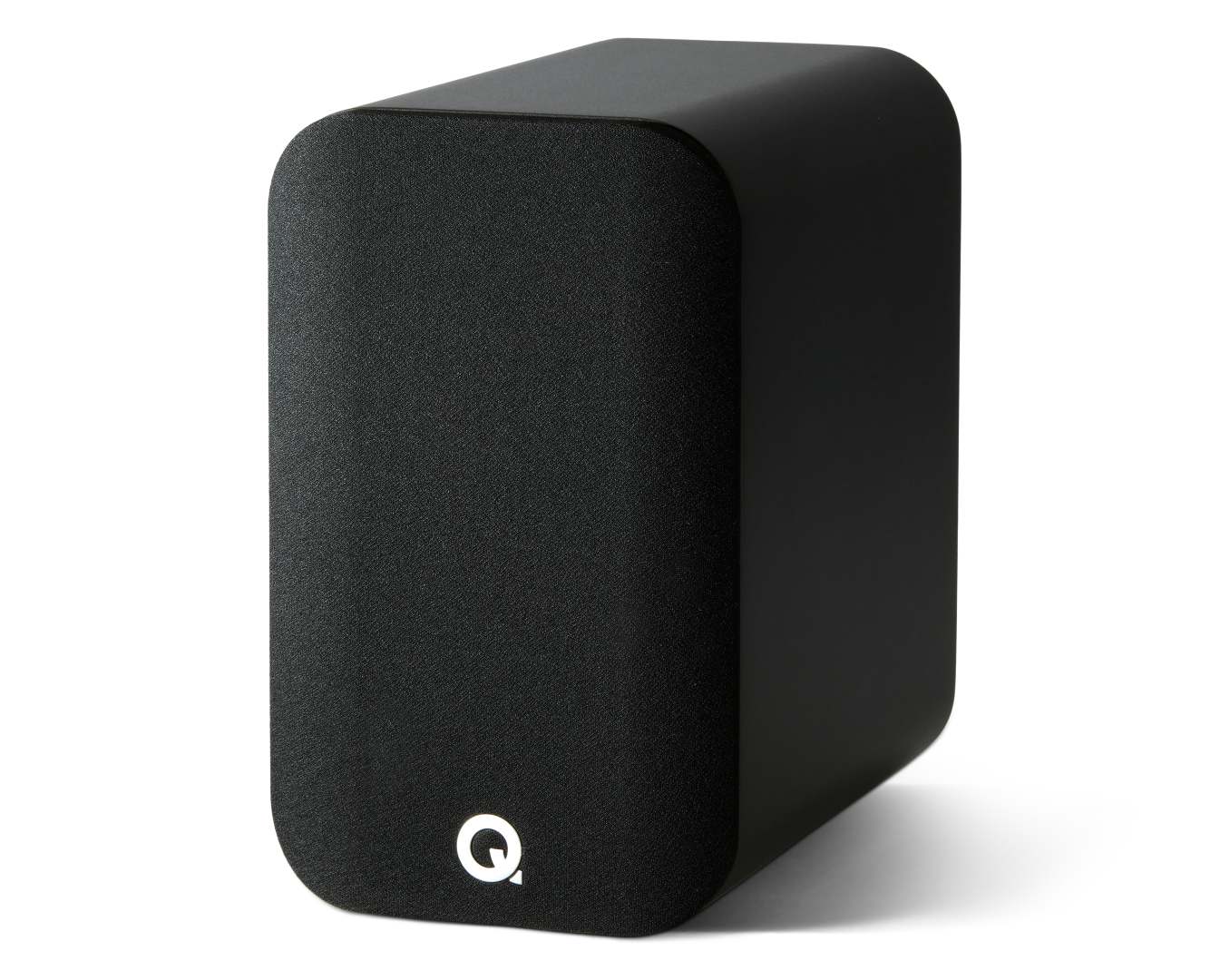 Q Acoustics 5010 zwart - zij frontaanzicht met grill - Boekenplank speaker
