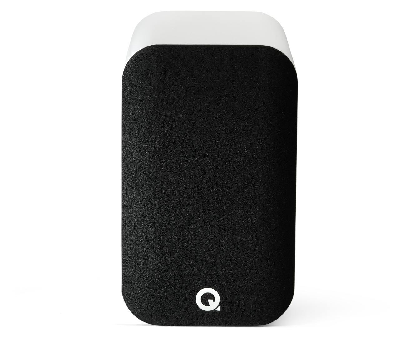 Q Acoustics 5010 wit - frontaanzicht met grill - Boekenplank speaker