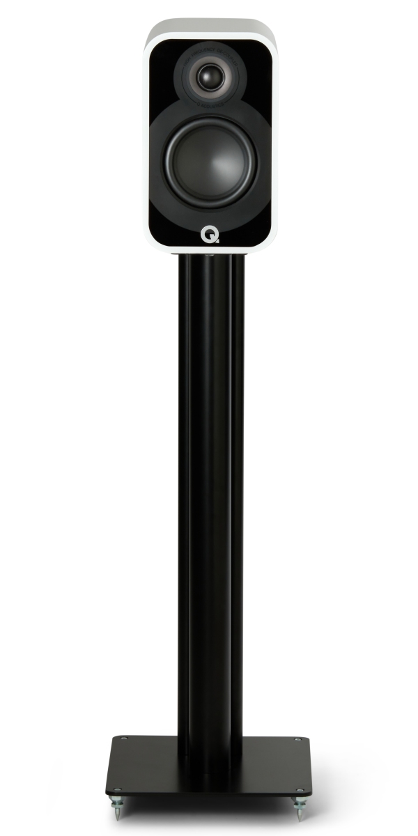 Q Acoustics 5010 wit - frontaanzicht zonder grill op standaard - Boekenplank speaker
