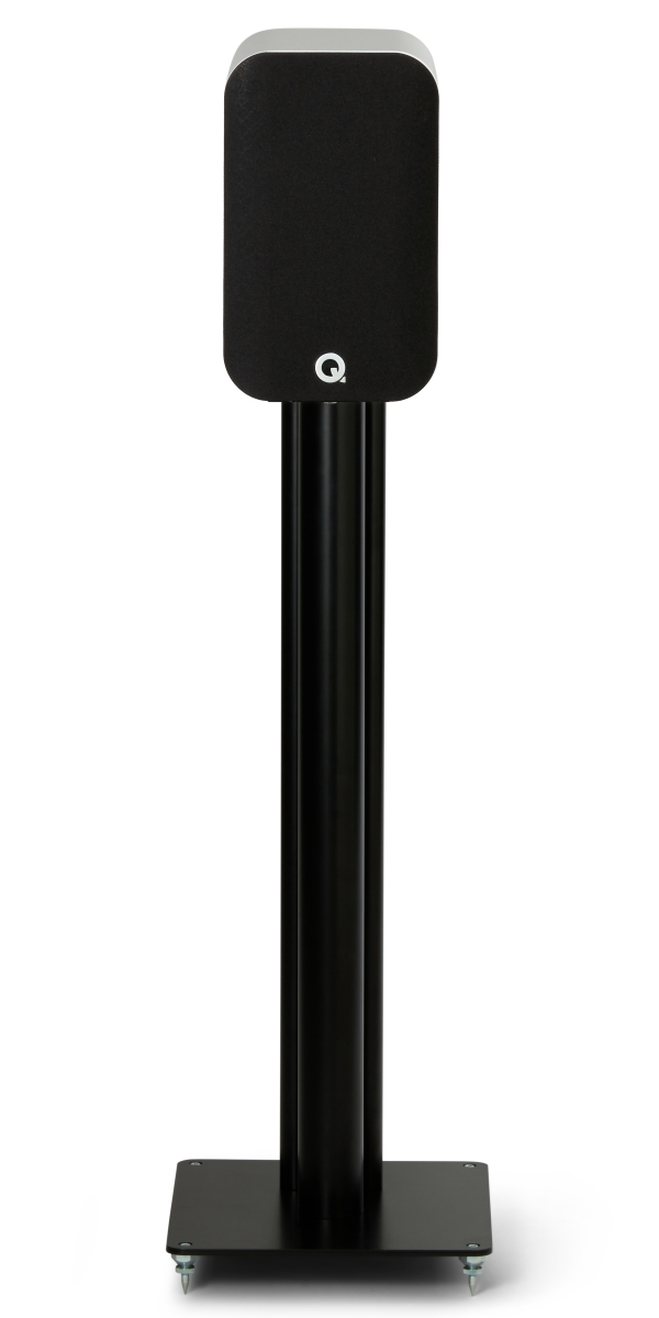 Q Acoustics 5010 wit - frontaanzicht met grill op standaard - Boekenplank speaker
