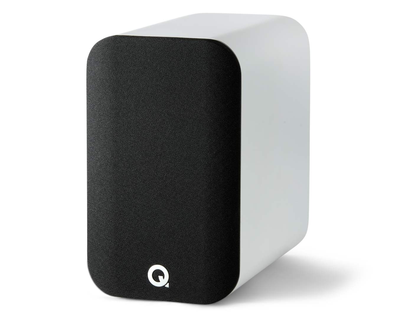 Q Acoustics 5010 wit - zij frontaanzicht met grill - Boekenplank speaker