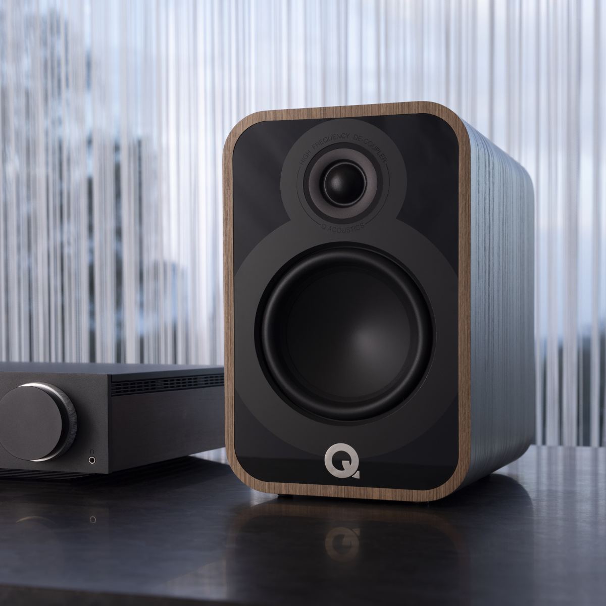 Q Acoustics 5010 eiken - lifestyle - Boekenplank speaker