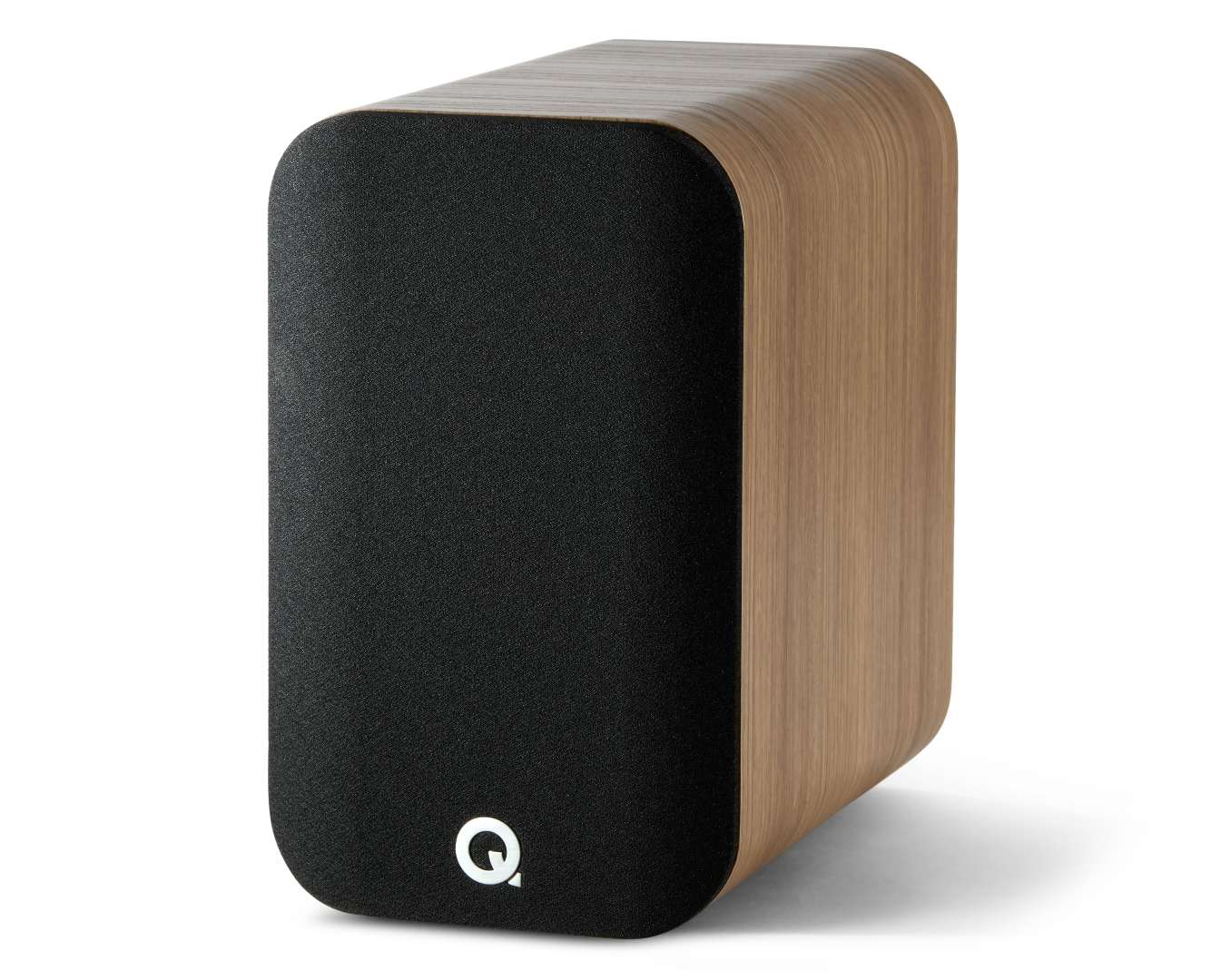 Q Acoustics 5010 eiken - zij frontaanzicht met grill - Boekenplank speaker