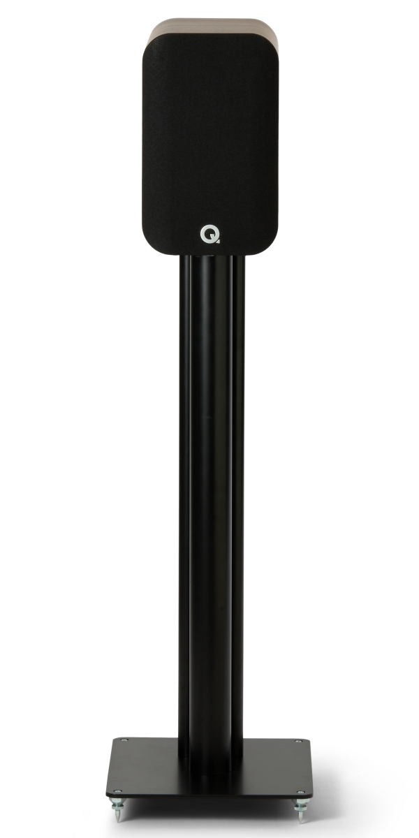 Q Acoustics 5010 eiken - frontaanzicht met grill op standaard - Boekenplank speaker