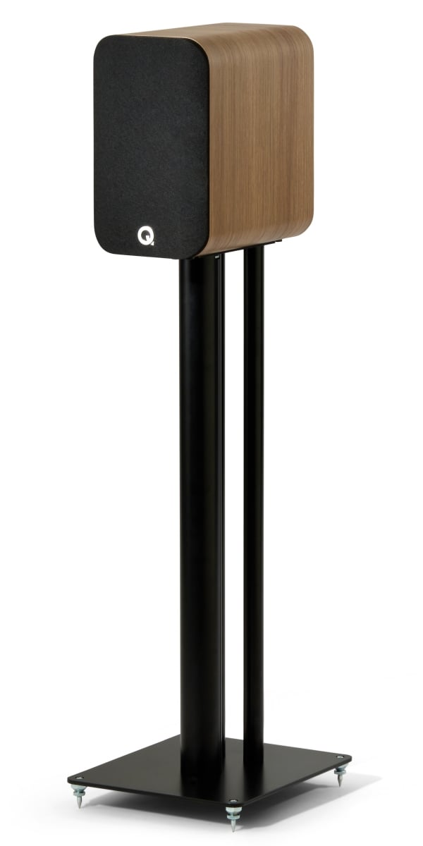 Q Acoustics 5010 eiken - zij frontaanzicht met grill op standaard - Boekenplank speaker