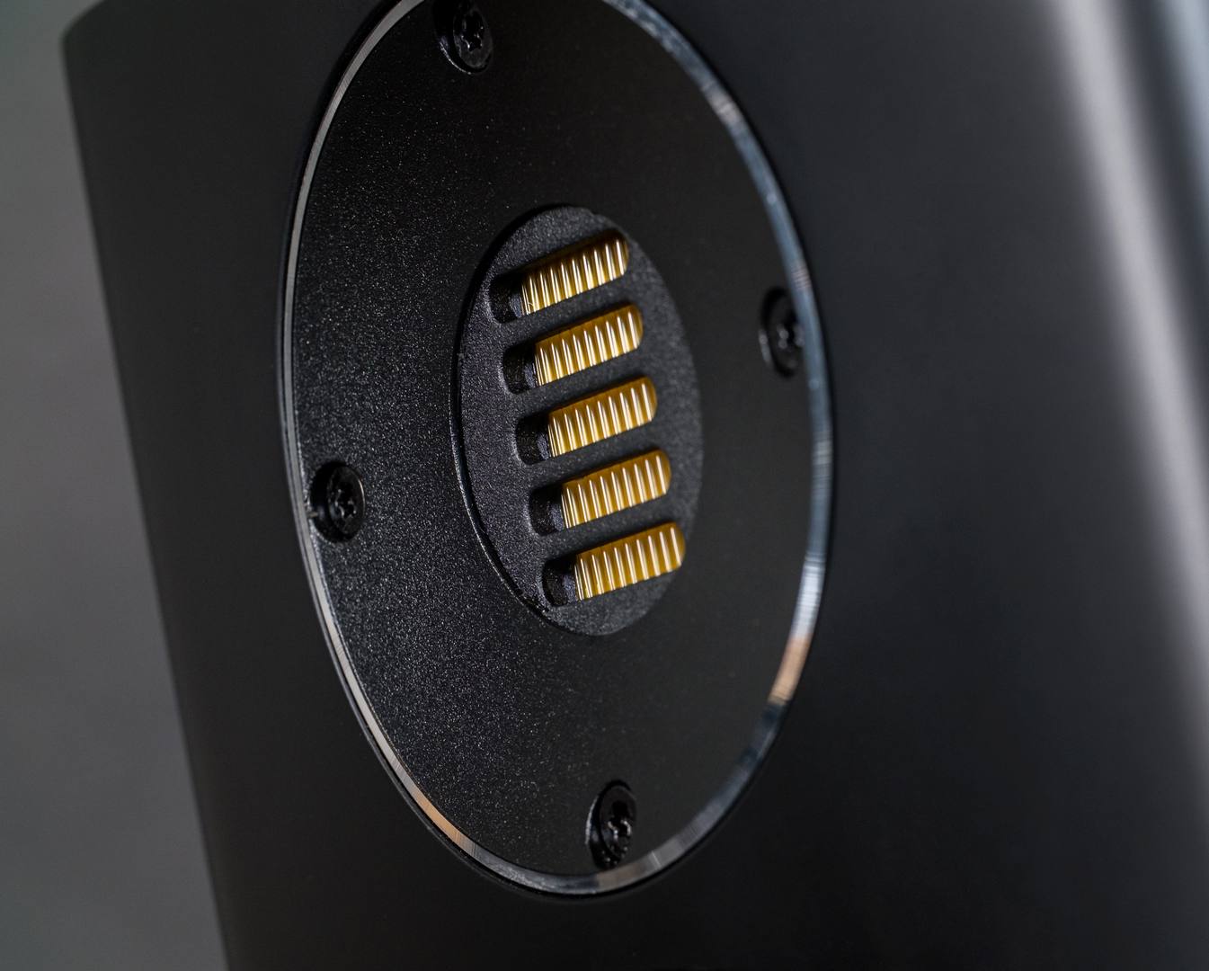Elac Carina BS243.4 zwart - detail - Boekenplank speaker