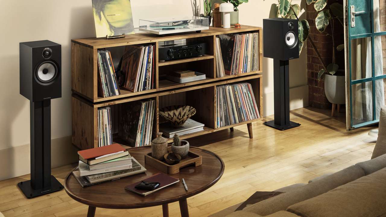 Bowers & Wilkins 606 S3 zwart - lifestyle - Boekenplank speaker