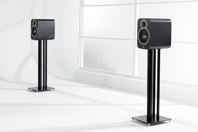 Q Acoustics 3020c zwart satijn - lifestyle - Boekenplank speaker