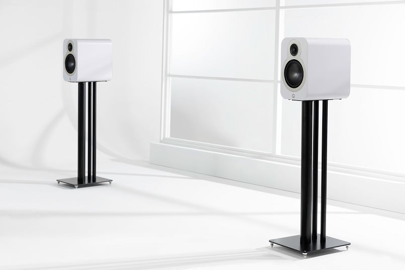 Q Acoustics 3020c wit satijn - lifestyle - Boekenplank speaker