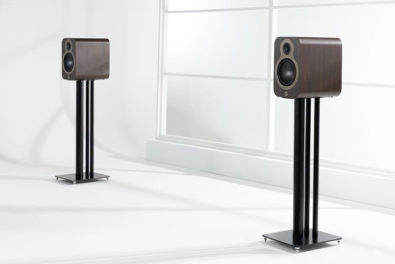 Q Acoustics 3020c walnoot - lifestyle - Boekenplank speaker