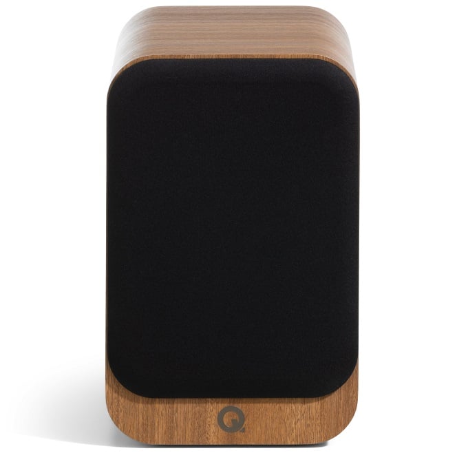 Q Acoustics 3020c eiken - frontaanzicht met grill - Boekenplank speaker