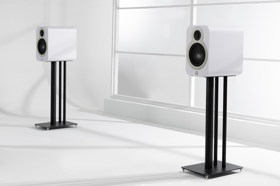 Q Acoustics 3030c wit satijn - lifestyle - Boekenplank speaker