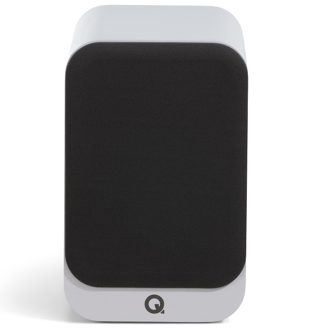 Q Acoustics 3030c wit satijn - frontaanzicht met grill - Boekenplank speaker