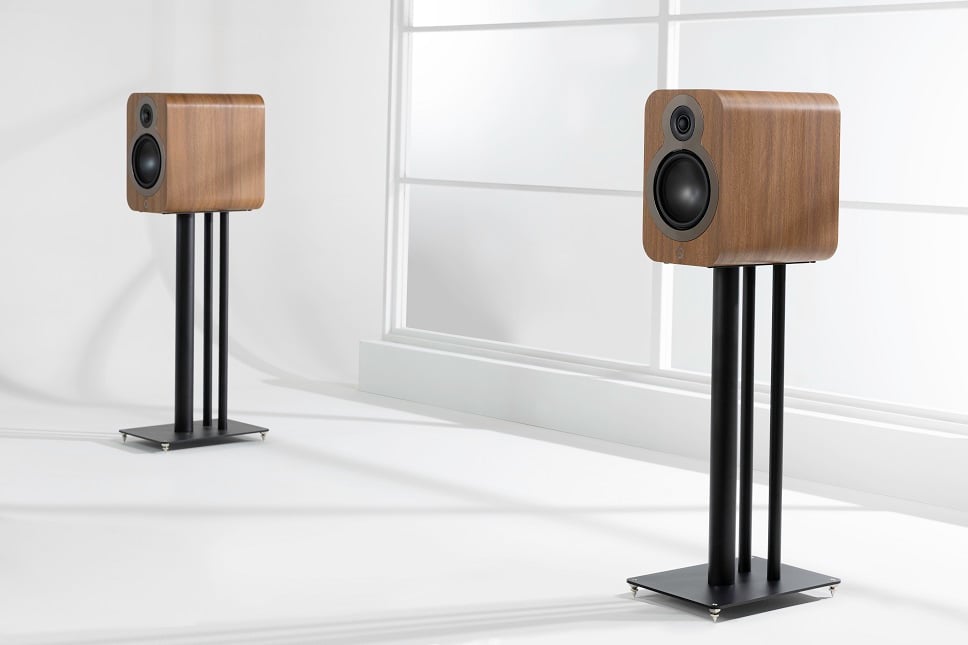 Q Acoustics 3030c eiken - lifestyle - Boekenplank speaker