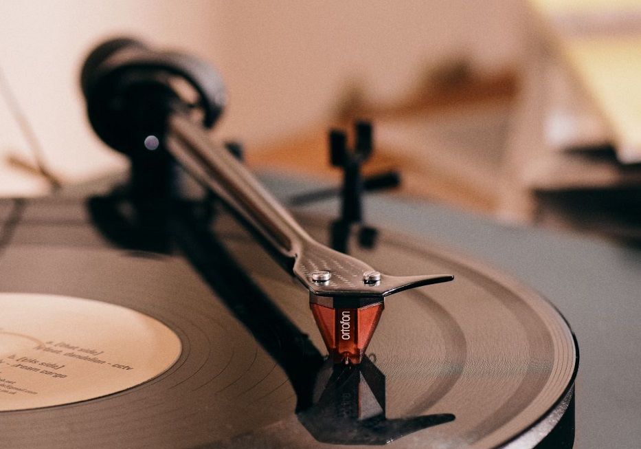 Ortofon 2M Red Verso - lifestyle - Platenspeler element